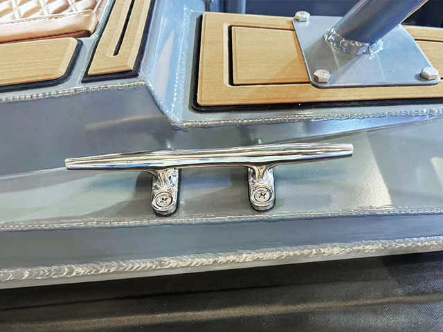 Круглая привязанная лодка