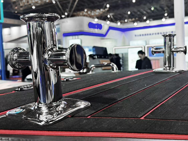 Кросс-докованная яхта